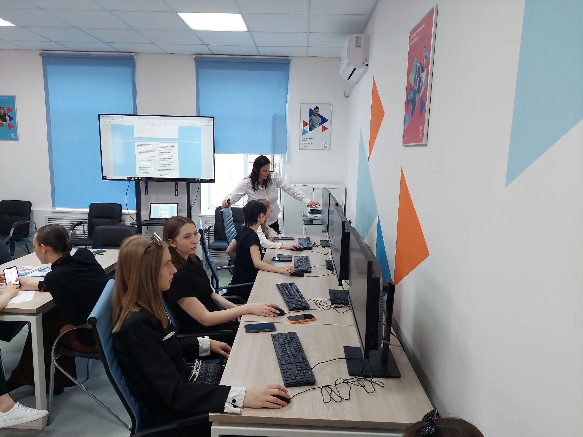 2,1 тыс. астраханцев вышли на работу после профориентации в Кадровом центре