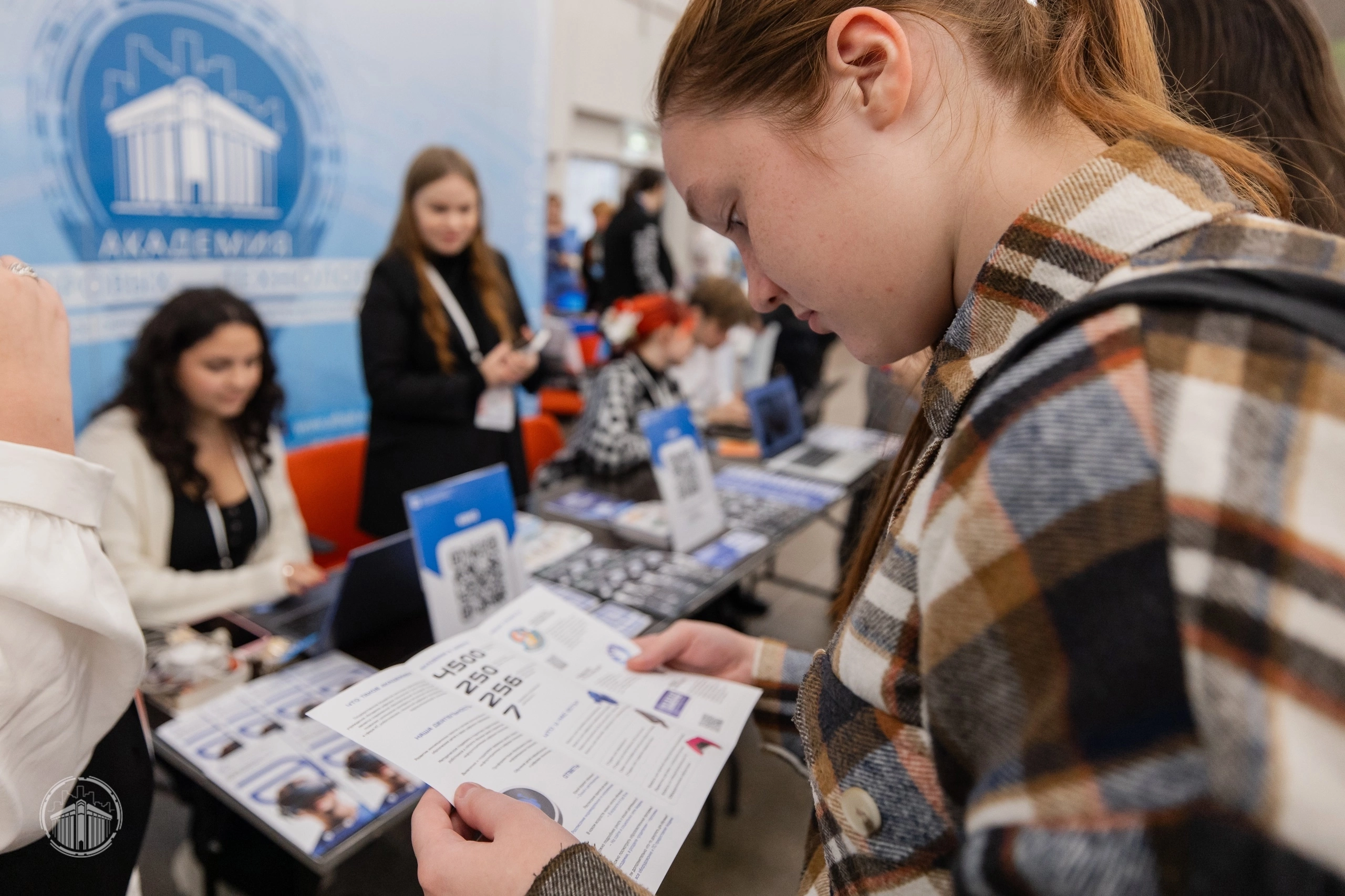 Более 14 тыс. подростков трудоустроит ЦЗН Петербурга на временные рабочие места в 2025 году