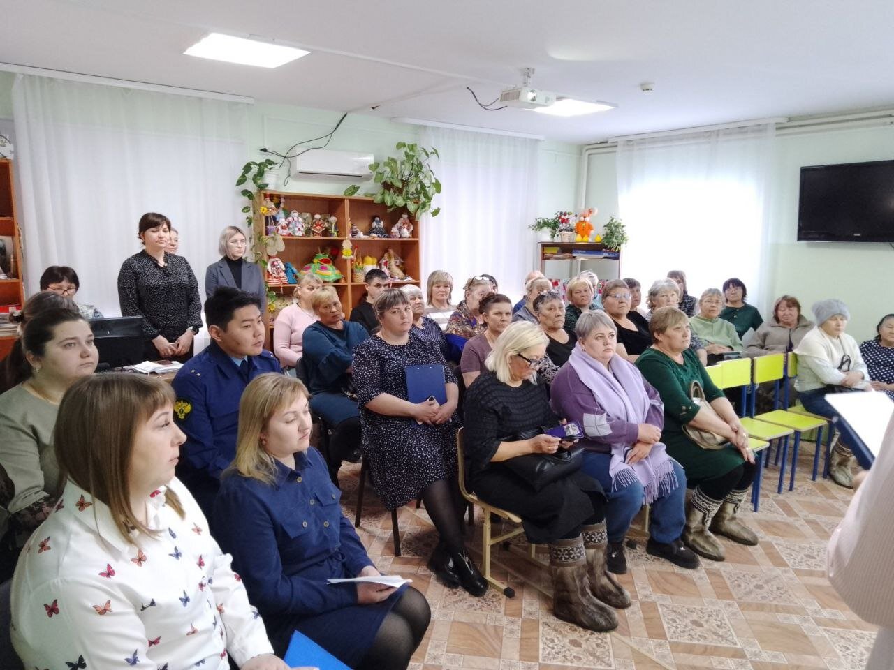 Сотрудники кадрового центра Иркутской области выступили на форуме приемных родителей