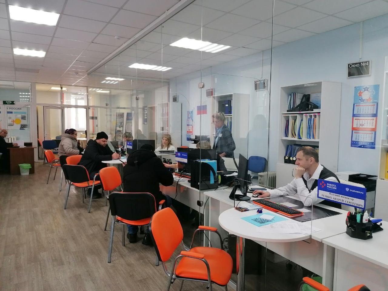 554 выпускника вузов и техникумов Красноярского края в 2023 году нашли работу при содействии СЗН