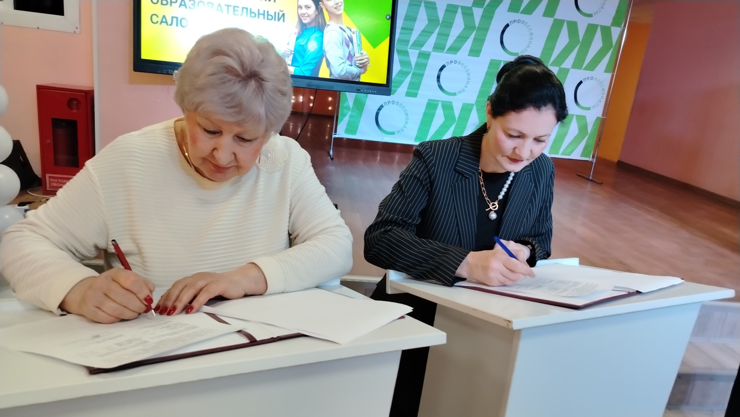 Кадровый центр Курганской области заключил соглашение с Центром опережающей профподготовки