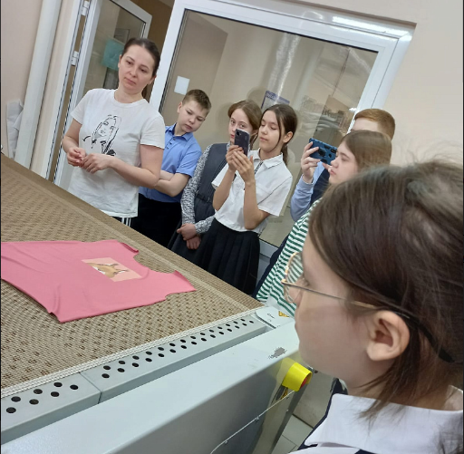 Кемеровским школьникам показали швейное производство в рамках проекта «Сто дорог - одна моя»