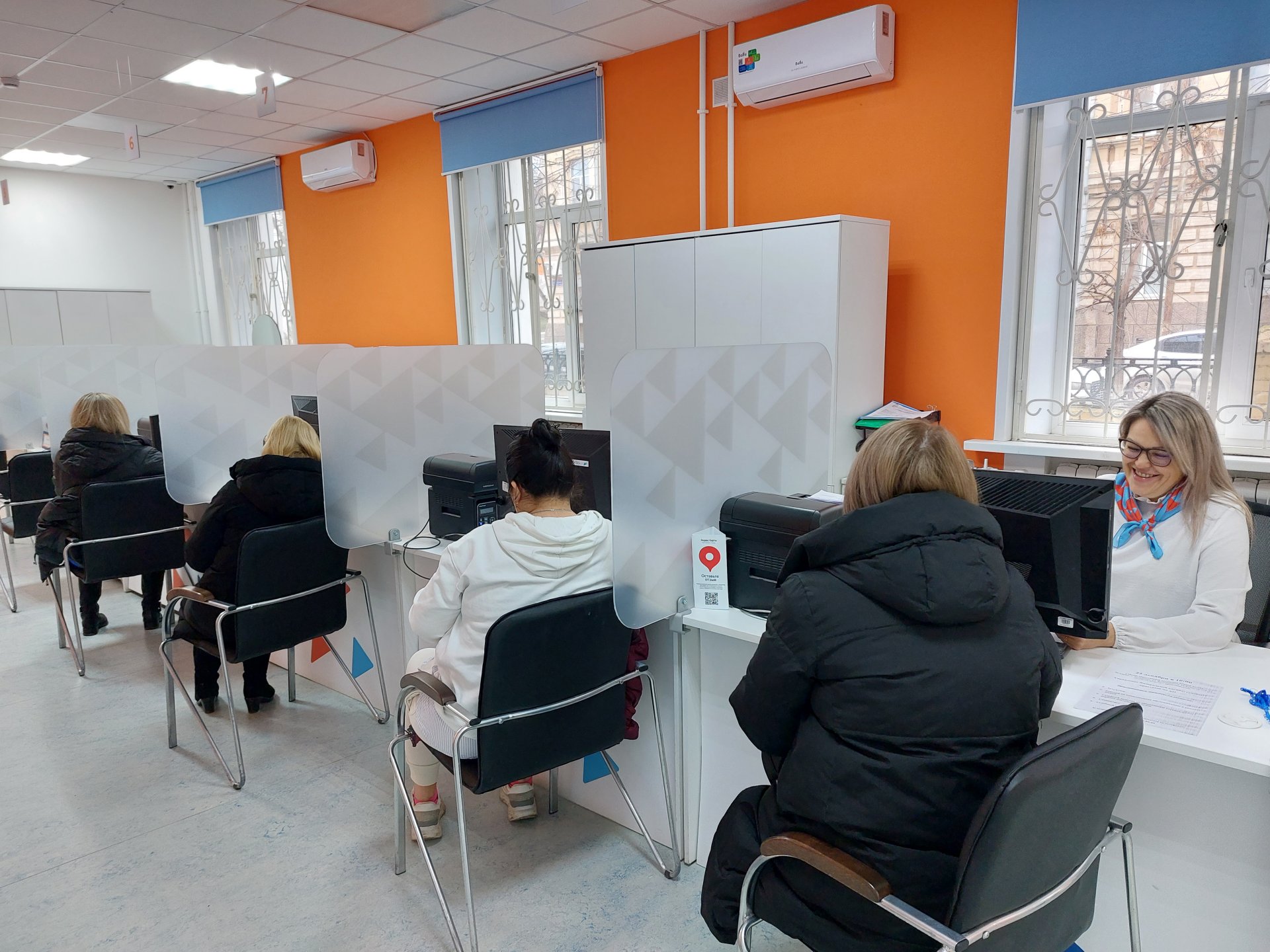 Более шести тысяч астраханцев нашли работу в 2025 году с помощью Кадрового центра «Работа России»