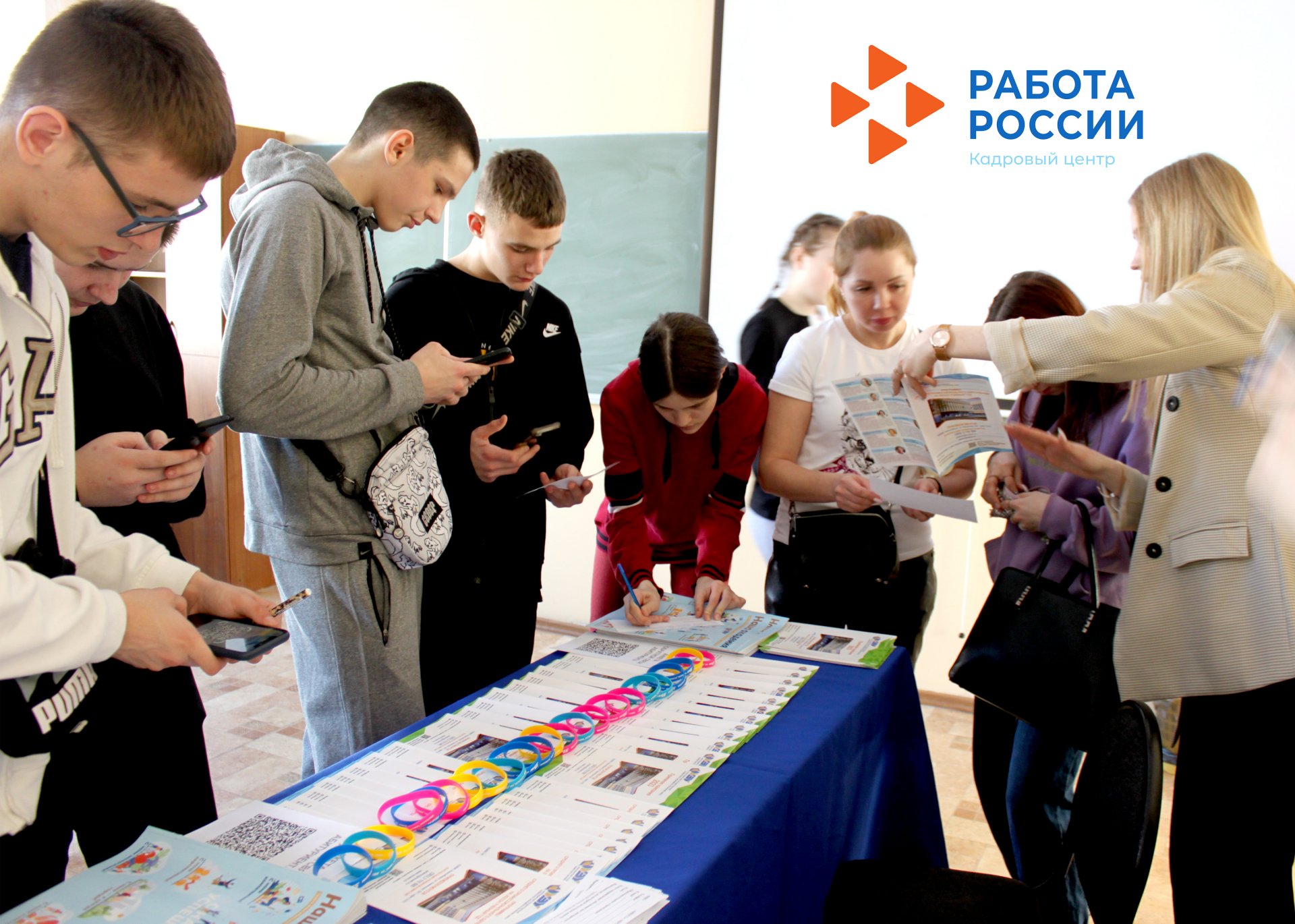 500 новосибирских школьников познакомились с программой ссузов и вузов на ярмарке учебных мест