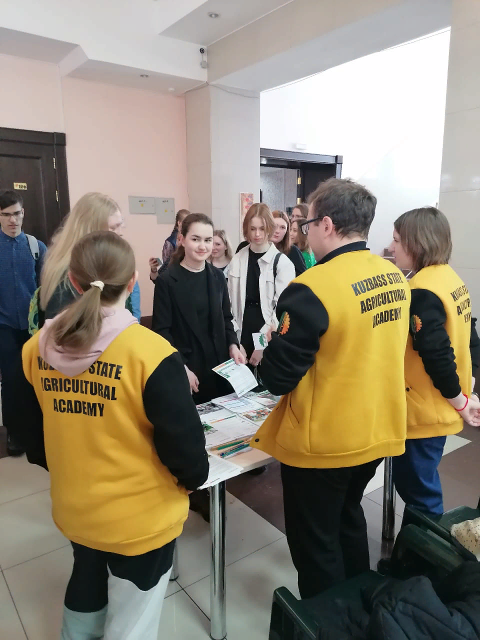 В кузбасской Тайге прошла ярмарка учебных мест ссузов и вузов