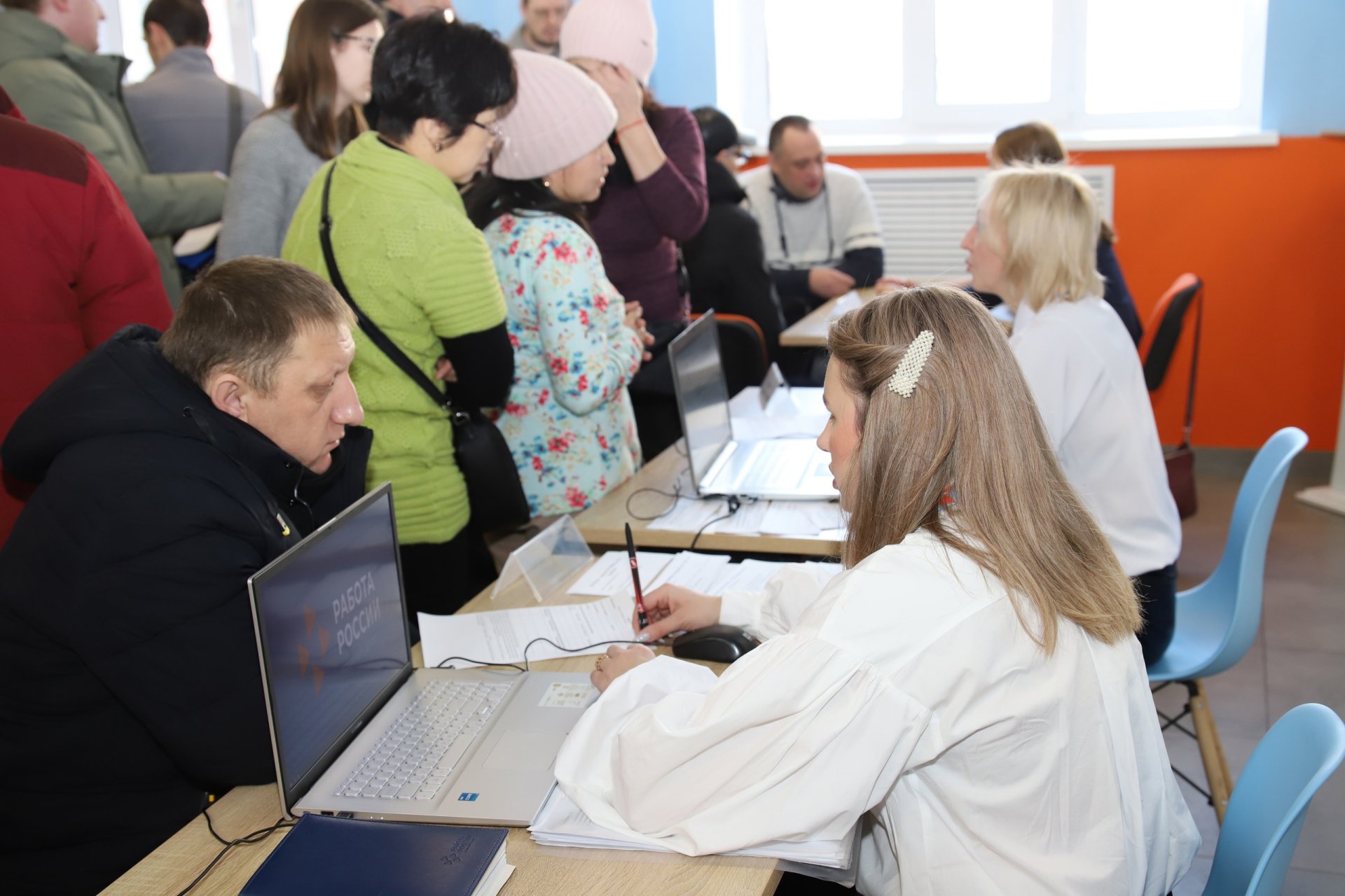 Свыше 100 омичей посетили ярмарку вакансий предприятий оборонной промышленности