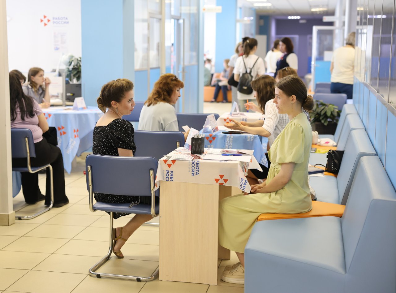 Карьерные консультанты помогли вернуться на рынок труда 200 новгородцам