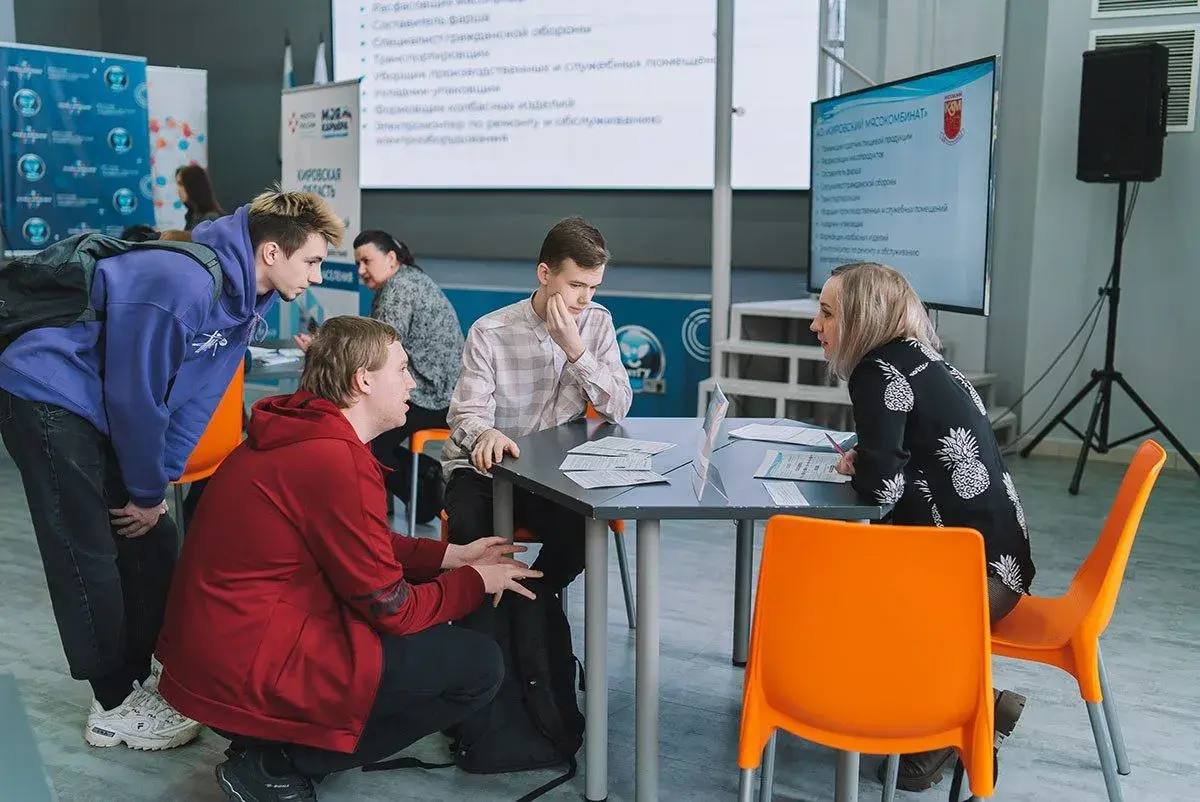 Более 80 подростков нашли в этом году первую работу при содействии Кадрового центра Кировской области