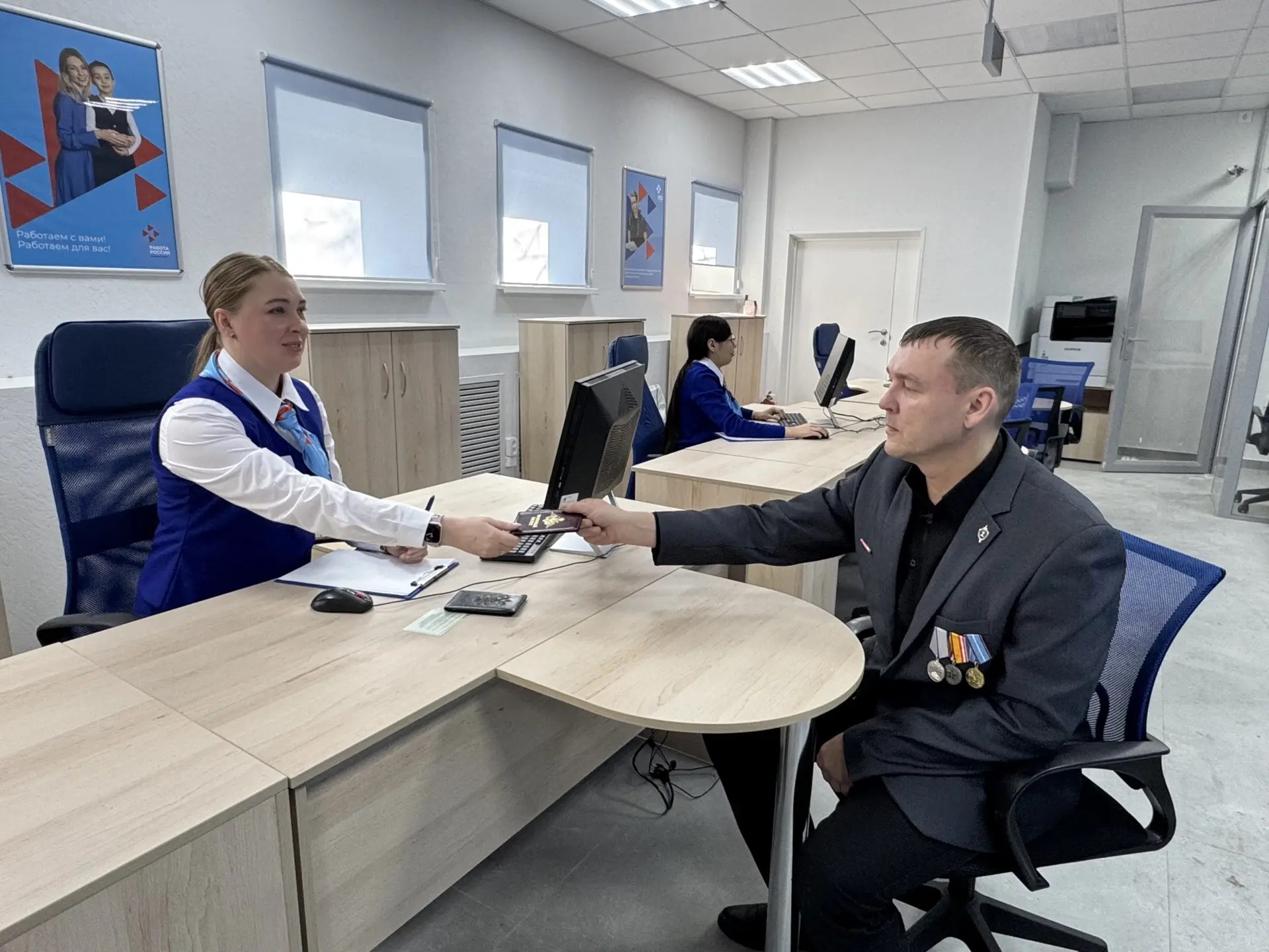 Участники СВО могут подать заявку на поиск работы и переобучение в любом МФЦ Приморья