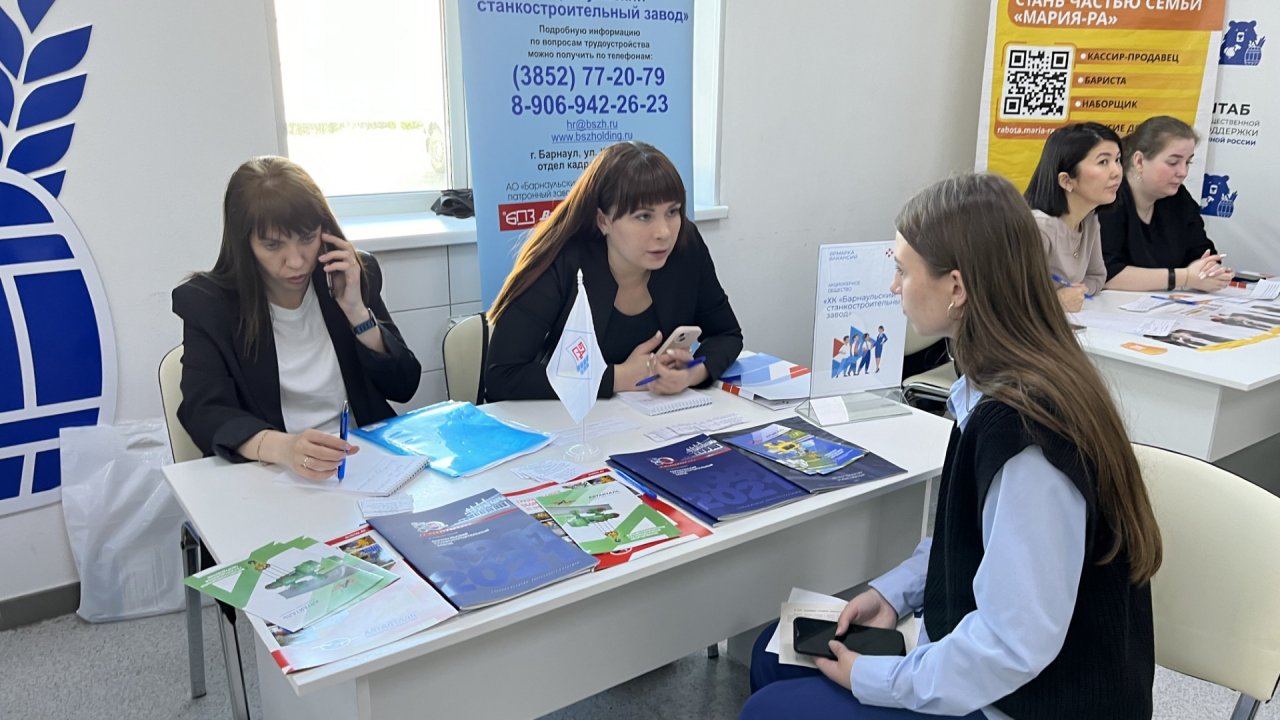 Более 70 подростков нашли работу на Молодежной ярмарке от кадрового центра Алтайского края