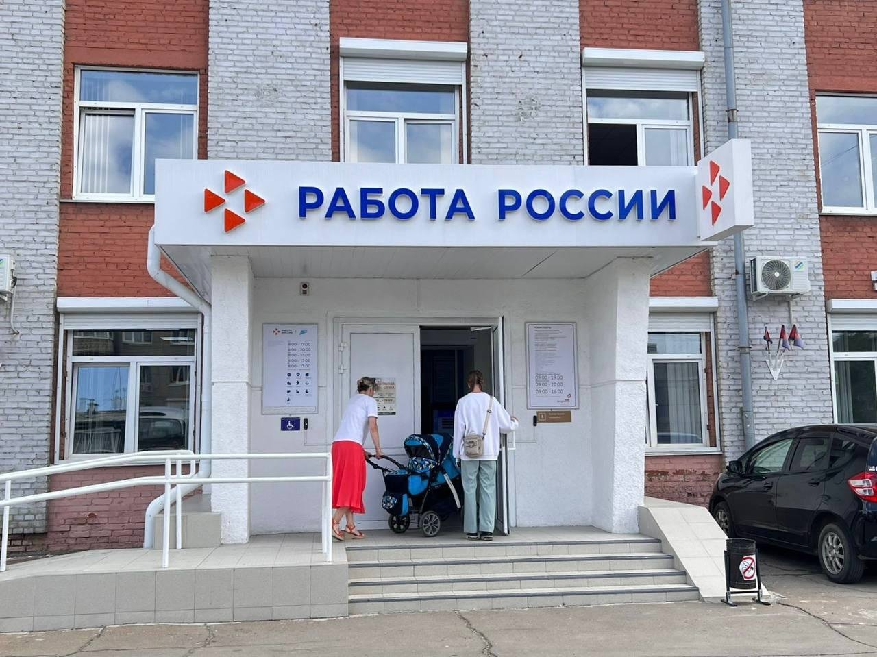 Более 1,2 тыс. женщин с детьми нашли в этом году работу с помощью кадрового центра Приангарья